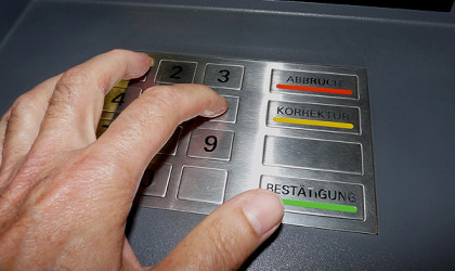 Geldautomat - Pin eingeben | Bildquelle: pixelio.de - Dieter Schütz